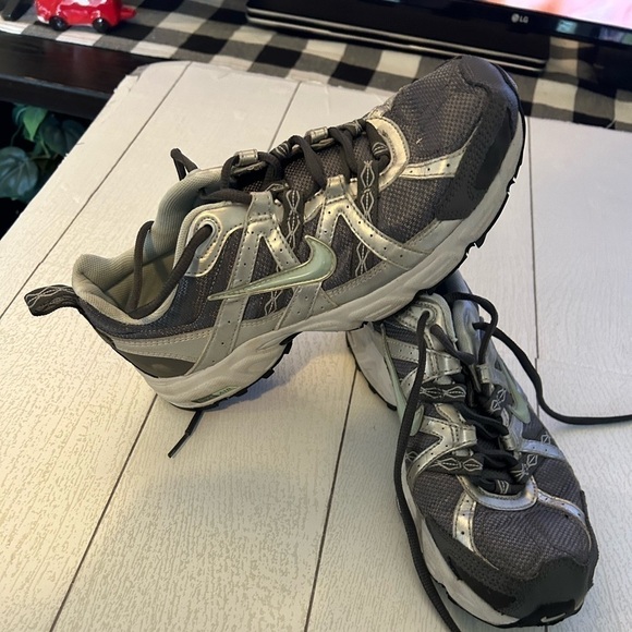 Nike air ladies 8.5 athletic shoes - Picture 1 of 7